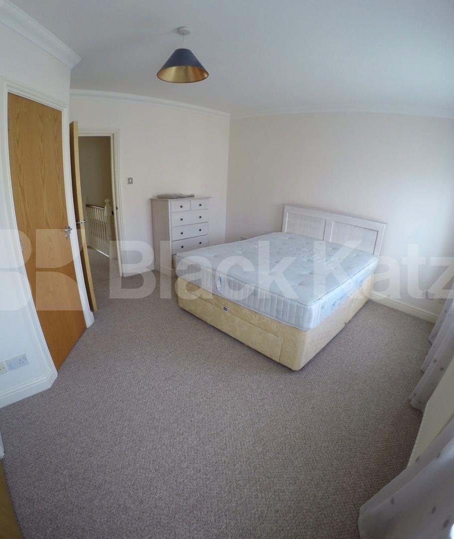 			UNDER OFFER, 4 Bedroom, 1 bath, 1 reception House			 Harper Road, Borough